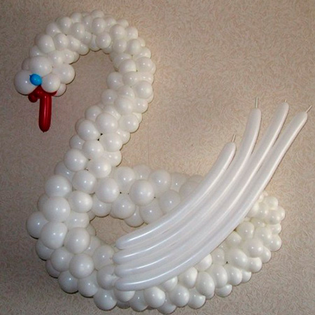 Лебедь из воздушных шаров
