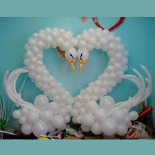 Лебеди из шаров на свадьбу