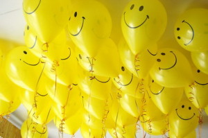 Желтые шары с улыбкой на праздничное мероприятие